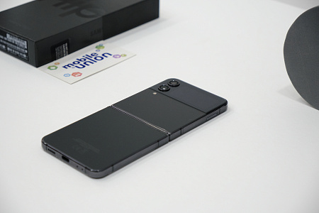 Смартфон Samsung Galaxy Z Flip4 4/128 Гб Графитовый